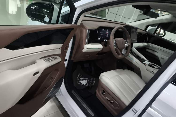 Used BYD Xia 2025 DM-i 1.5T 180km Excellence Model Driver Seat