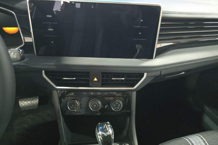 Used Volkswagen Sagitar 2025 200TSI DSG Flyover Edition Audio And AC Panel