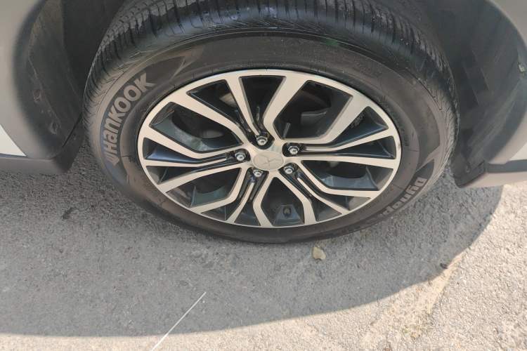 Used Mitsubishi Outlander 2017 2.0L Two-Wheel Drive Glory Edition 5 Seats Right Front Wheel Hub