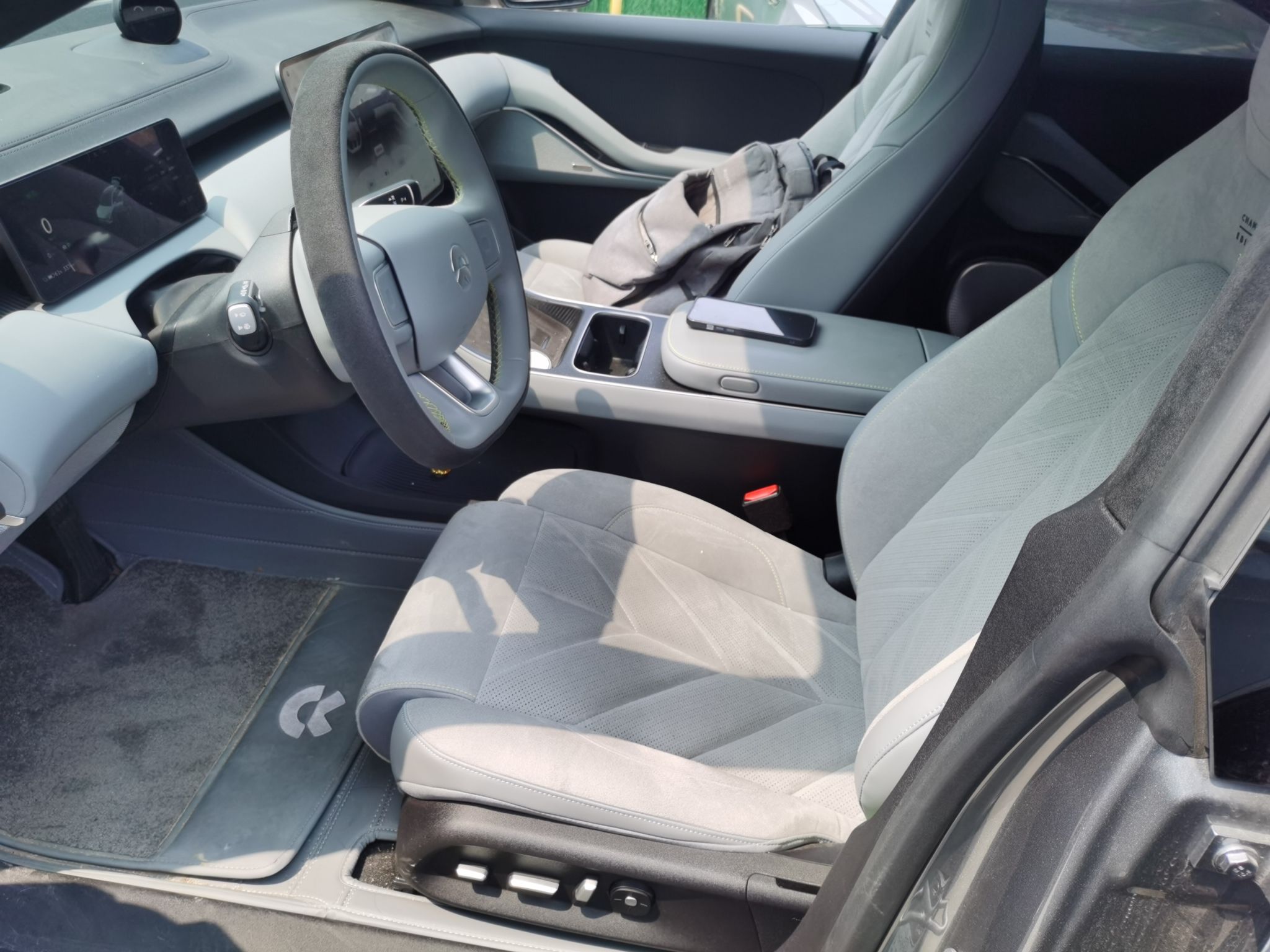 المقاعد الأمامية داخل السيارة