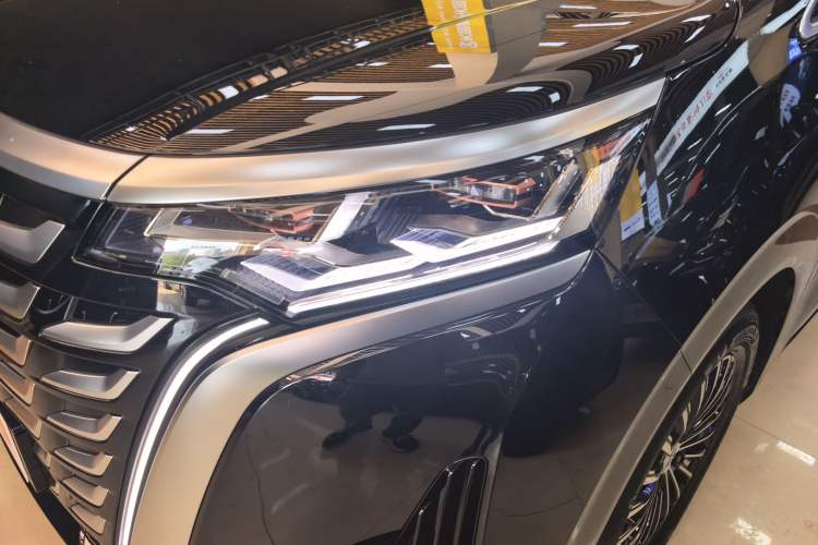 Used Denza D9 2025 DM-i Intelligent Drive 1020 Four-Wheel Drive Flagship Model