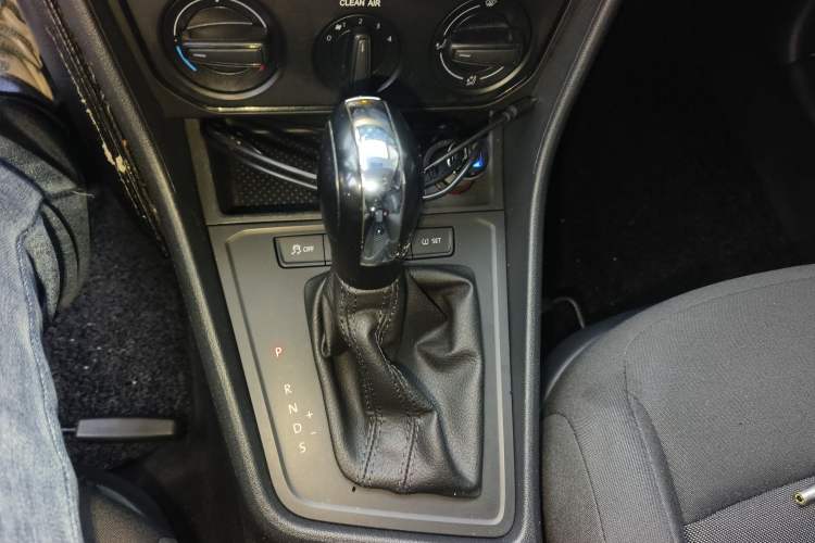 Used Volkswagen Gran Lavida 2015 1.6L Automatic Fashion Edition Gear Lever