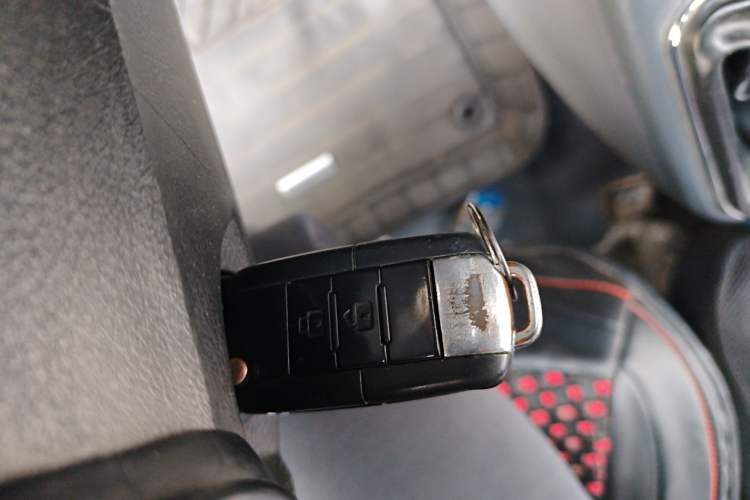 Used Dongfeng Yufeng 2021 2.4T Rear-Drive Logistics Vehicle Long Wheelbase High Roof Dual Rear Tires 6–9 Seats China VI Emission Standard YCY24140-60
