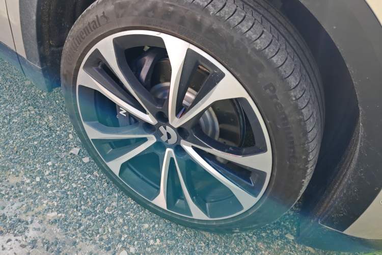 Used Nio ES8 2024 75 kWh Right Front Wheel Hub