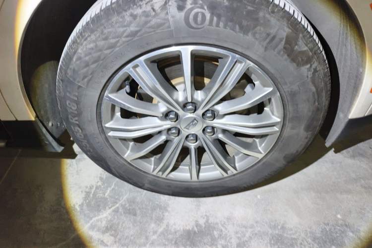 Used Cadillac XT5 2018 25T Luxury Model Right Front Wheel Hub