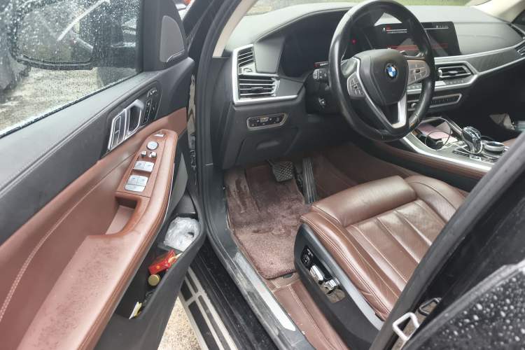 Used BMW X7 2021 Facelifted xDrive40i Luxury Package with Leading Features Driver Seat