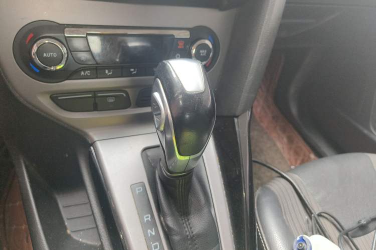 Used Ford Focus 2012 Sedan 1.6L Automatic Fashion Edition Gear Lever
