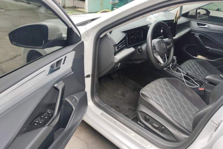 Used Volkswagen Sagitar 2023 300TSI DSG Excellence Edition Driver Seat