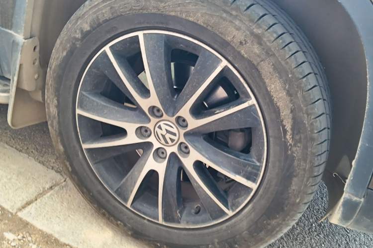 Used Volkswagen Tiguan 2015 2.0 TSI Automatic All-Wheel Drive Luxury Edition Right Front Wheel Hub