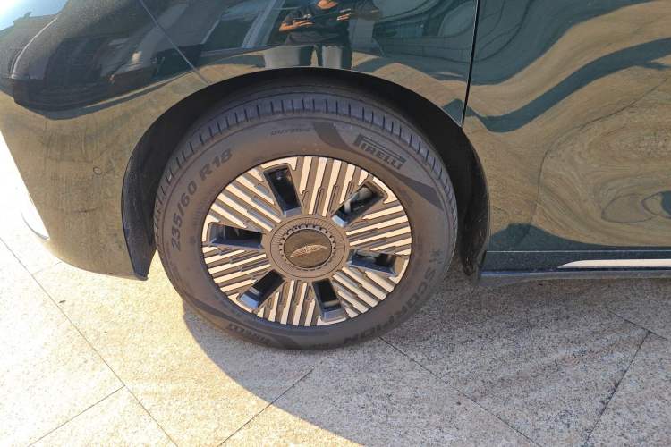 Used Geely Galaxy LEVC L380 2024 140-Degree 6-Seater All-Wheel-Drive Ultra