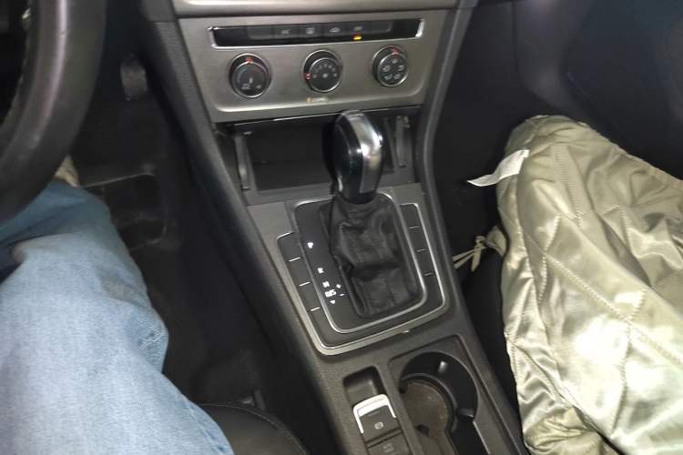 Used Volkswagen Golf 2016 230TSI Automatic Comfort Version Gear Lever