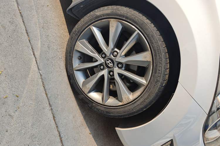 Used Hyundai Elantra (5th Generation / Langdong) 2013 1.6L Automatic Leading Model Right Front Wheel Hub