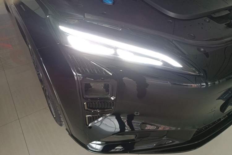 Used Hongqi Tiangong 08 2025 680 Ultra Four-Wheel-Drive Version Right Front Headlight