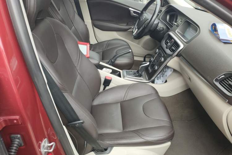 Used Volvo V40 2015 1.6T Zhiya Edition
