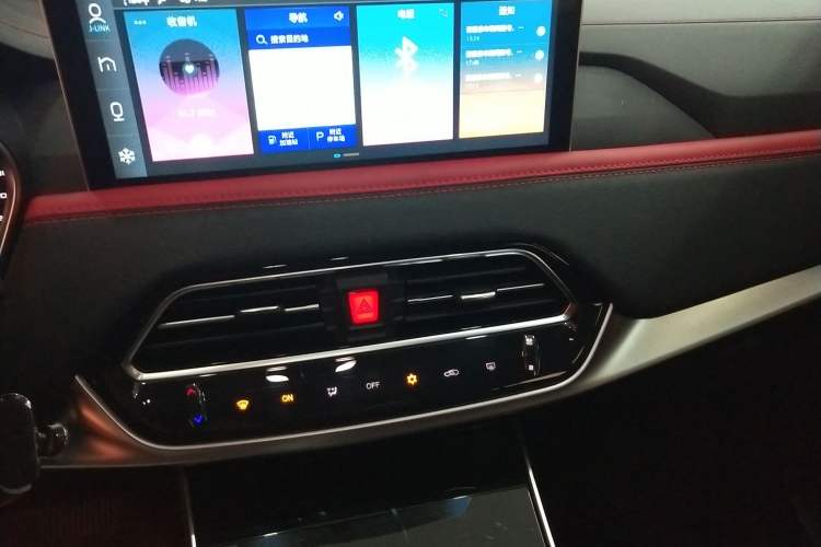 Used SOL X8 2021 300T DCT Leading Smart Connectivity Version 6 Seats