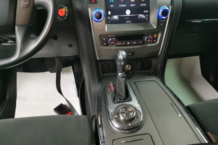 Used Nissan Patrol 2018 4.0L LinkedIn Edition Gear Lever
