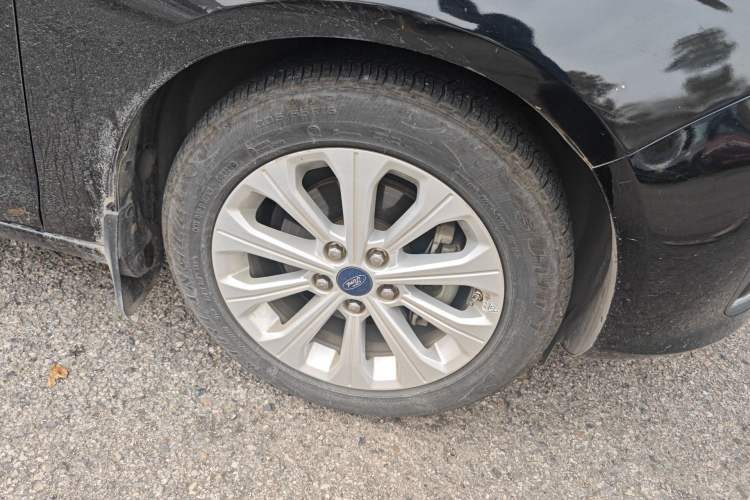 Used Ford Escort 2015 1.5L Manual Fashion Edition Right Front Wheel Hub