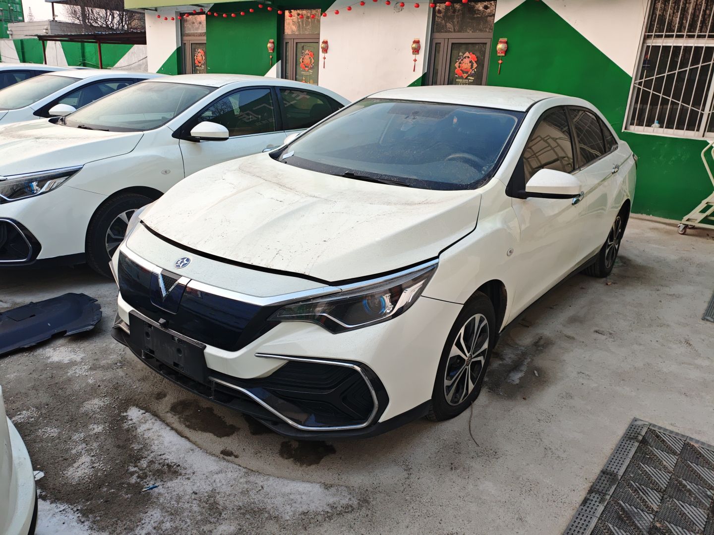 تحت مقدمة السيارة