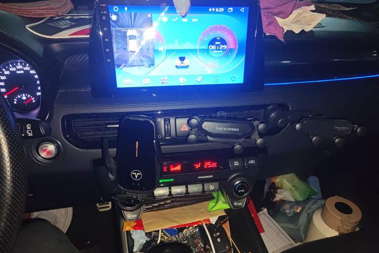 Used Kia KX7 2017 2.0T Automatic 4WD DLX 7-Seater Audio And AC Panel