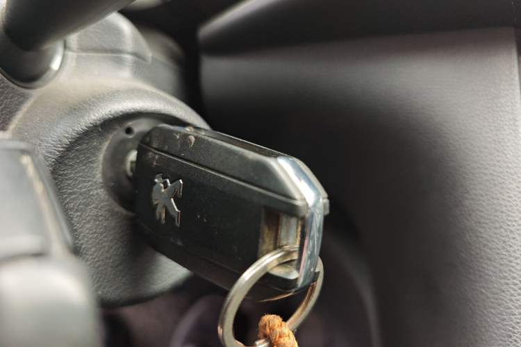 Used Peugeot 3008 2015 2.0L Automatic Classic Edition Vehicle Key