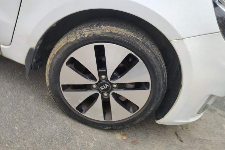 Used Kia K2 2012 Sedan 1.6L Automatic Transmission Premium Commemorative Edition Right Front Wheel Hub