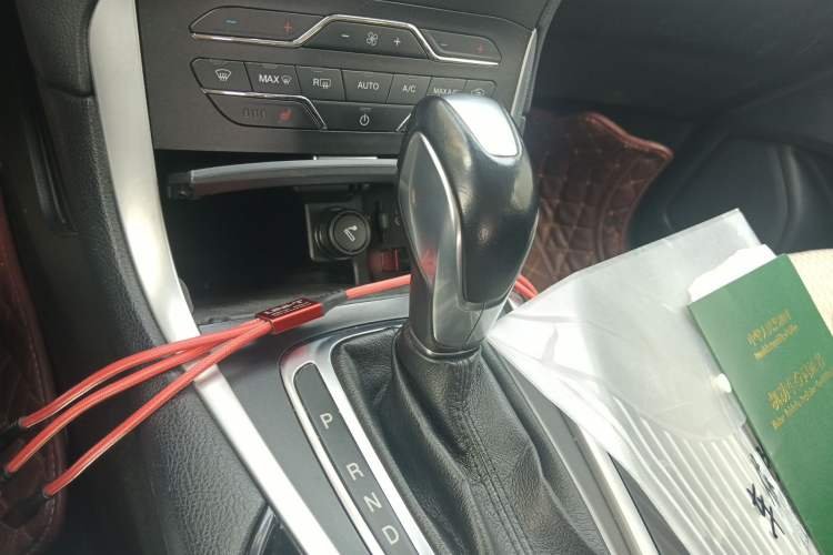 Used Ford Edge 2015 2.0T GTDi Two-Wheel-Drive High-Line Version
