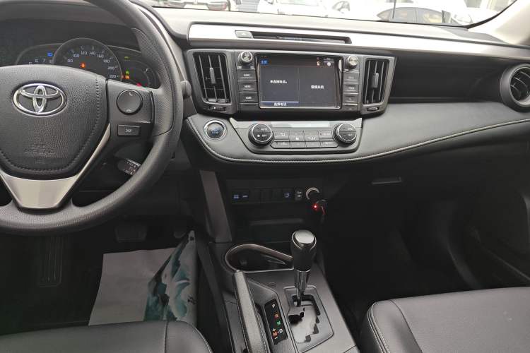 Used Toyota RAV4 2016 2.0L CVT Two-Wheel Drive Fashion Edition China V Standard
