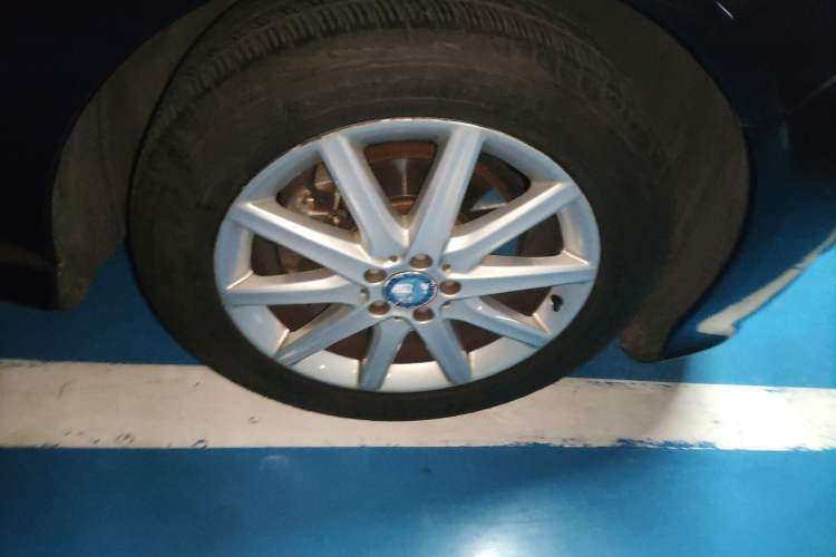 Used Mercedes-Benz R-Class 2010 R 350 L 4MATIC Right Front Wheel Hub