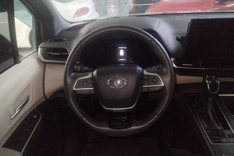 Used Toyota Sienna 2023 2.5L Hybrid Deluxe Edition
