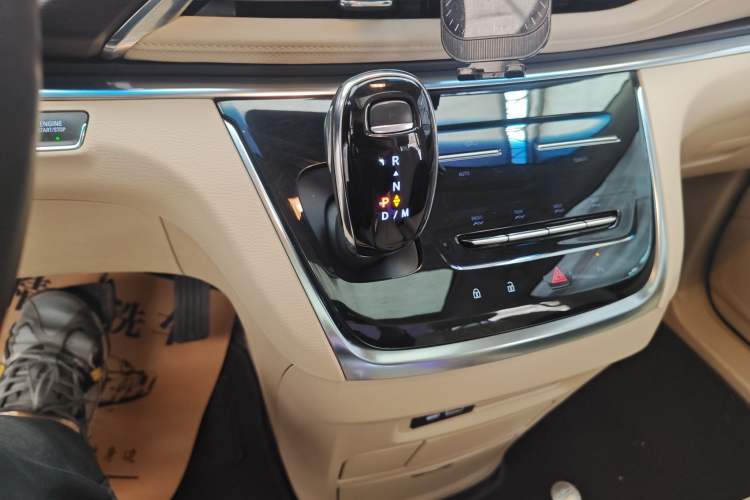 Used Buick GL8 2023 Facelifted Land Cruiser Executive Luxury Version