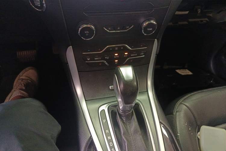 Used Ford Edge 2016 EcoBoost 245 Two-Wheel-Drive Titanium 7-Seater Gear Lever