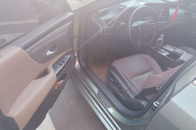 Used Lexus ES 2021 300h Deluxe Edition
