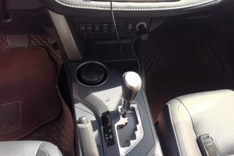Used Toyota RAV4 2015 2.5L Automatic 4x4 Elite Edition Gear Lever