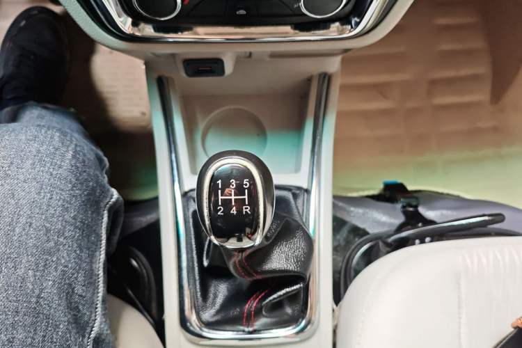 Used Jinbei New Hiace X30L 2023 1.5L Wealth Edition Van 2/5 Seats Non-Air-Conditioned Version SWC15M
