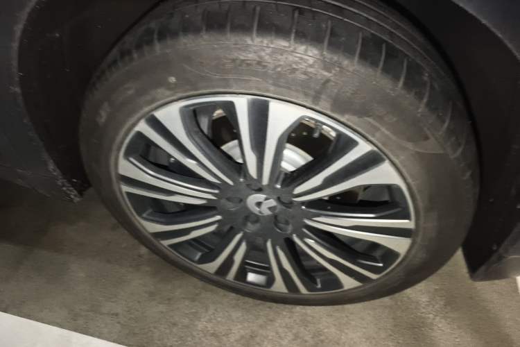 Used Nio ES8 2023 75 kWh Right Front Wheel Hub