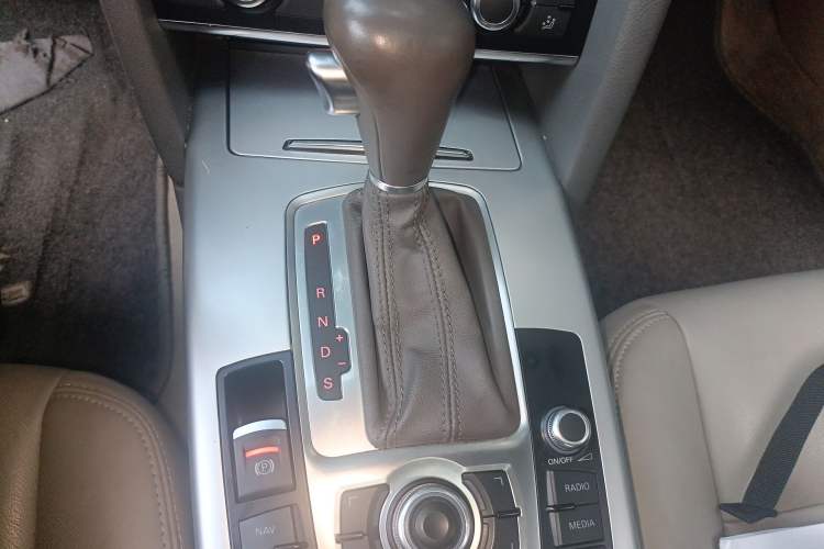 Used Audi A6L 2011 2.0 TFSI Automatic Standard Edition Gear Lever