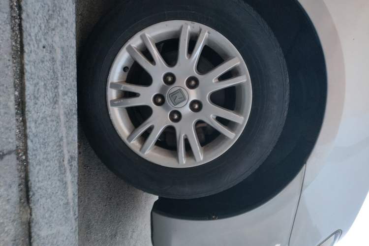 Used Zotye Z300 2014 1.5L Value Edition Manual Elite Model Right Front Wheel Hub