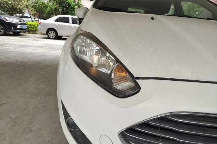 Used Ford Fiesta 2013 Hatchback 1.5L Automatic Fashion Edition Right Front Headlight