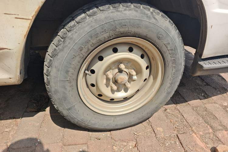 Used Jinbei Hiace 2018 2.0L Fifth-Generation Box Truck Standard Roof 2 Seats 4G21C