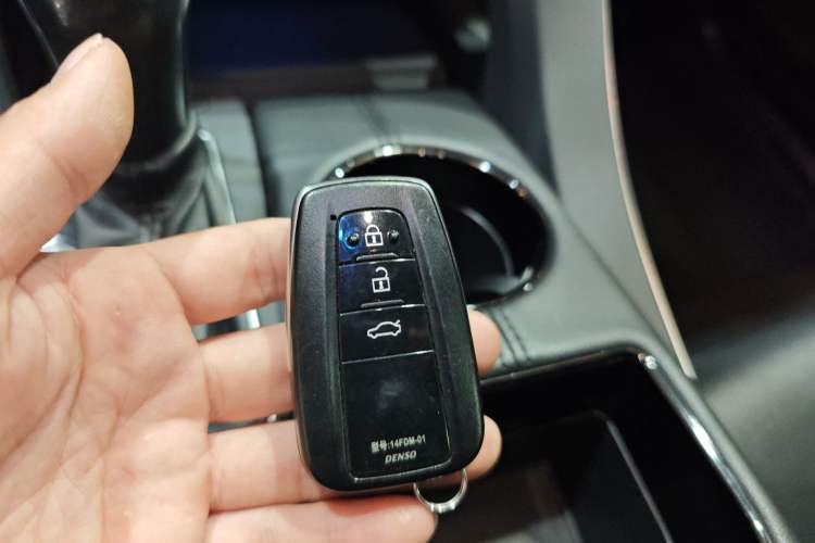 Used Toyota Avalon 2019 Dual-Engine 2.5L Luxury Edition China VI Standard