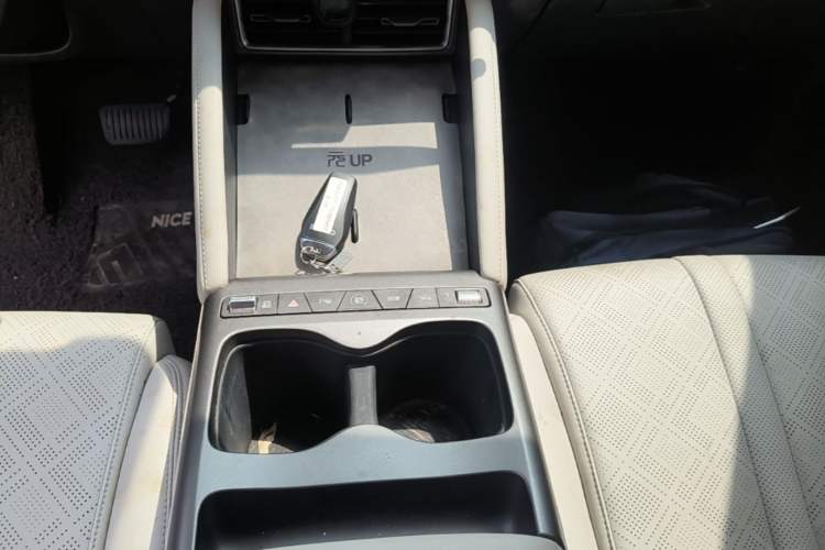 Used BYD Yuan UP 2025 Intelligent Driving Version 401 KM Dynamic Edition Gear Lever