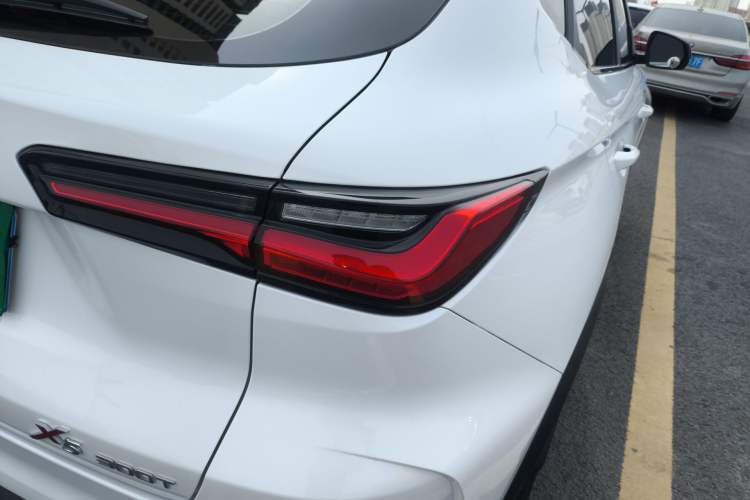 Used CHANGAN OSHAN X5 2021 1.5T DCT Prestige Edition Right Rear Taillight