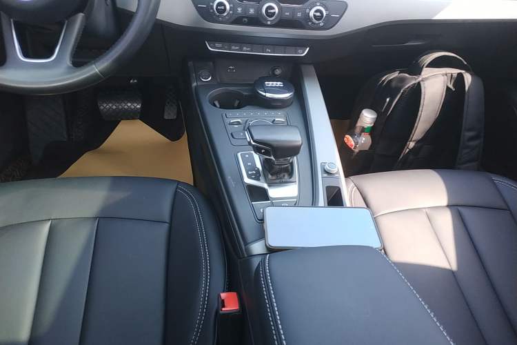 Used Audi A4L 2019 40 TFSI Ambition China VI Gear Lever