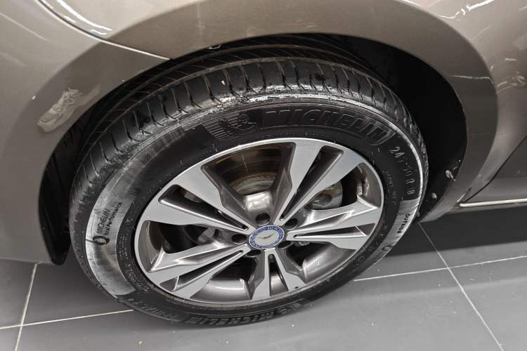 Used Mercedes-Benz V-Class 2017 V 260 Avantgarde Edition Left Front Wheel Hub