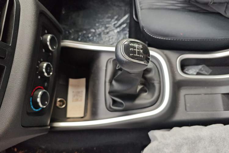 Used Jinbei Gold Hiace M Classic 2024 1.5L Engineering Lion Passenger Van 7 Seats