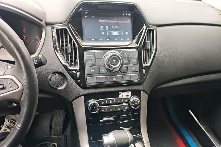 Used Huatai Santa Fe 2017 1.5T Gasoline Automatic Two-Wheel-Drive Elite Model
