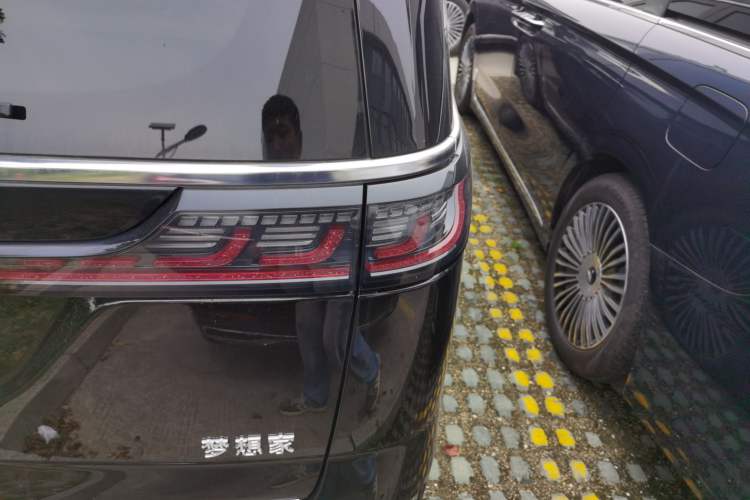 Used VOYAH Dream 2025 PHEV Four-Wheel-Drive Flagship Kunpeng Edition Right Rear Taillight