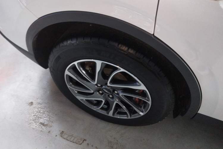 Used Lincoln Corsair 2021 2.0T Two-Wheel-Drive Luxury Edition Right Rear Wheel Hub