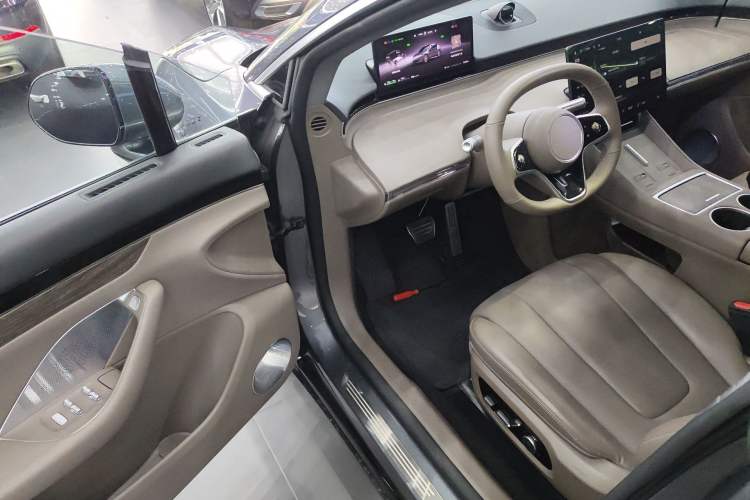 Used Hima Luxeed R7 2025 Range-Extended Version 251 km Max Driver Seat