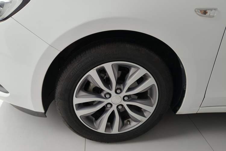 Used Buick GT 2018 18T Automatic Elite Model Left Front Wheel Hub